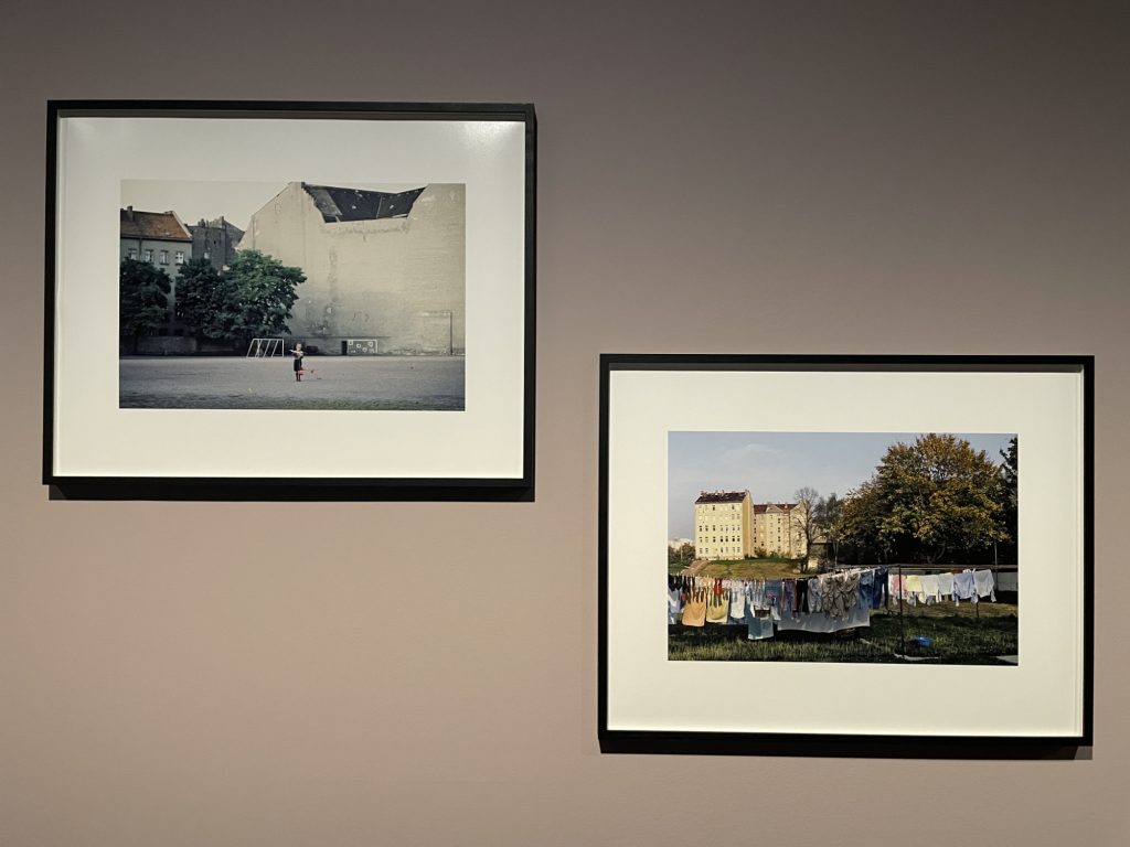 Zwei Fotos von Sibylle Bergemann in der Ausstellung: Träum Weiter — Berlin, die 90er.