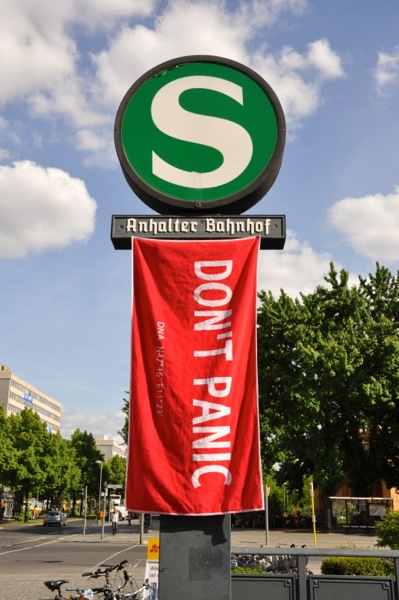 DON'T PANIC Towel am Anhalter Bahnhof #towelday